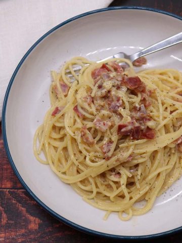 Spaghetti carbonara in bowl with fork