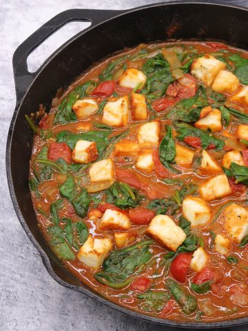 Halloumi spinach curry in skillet