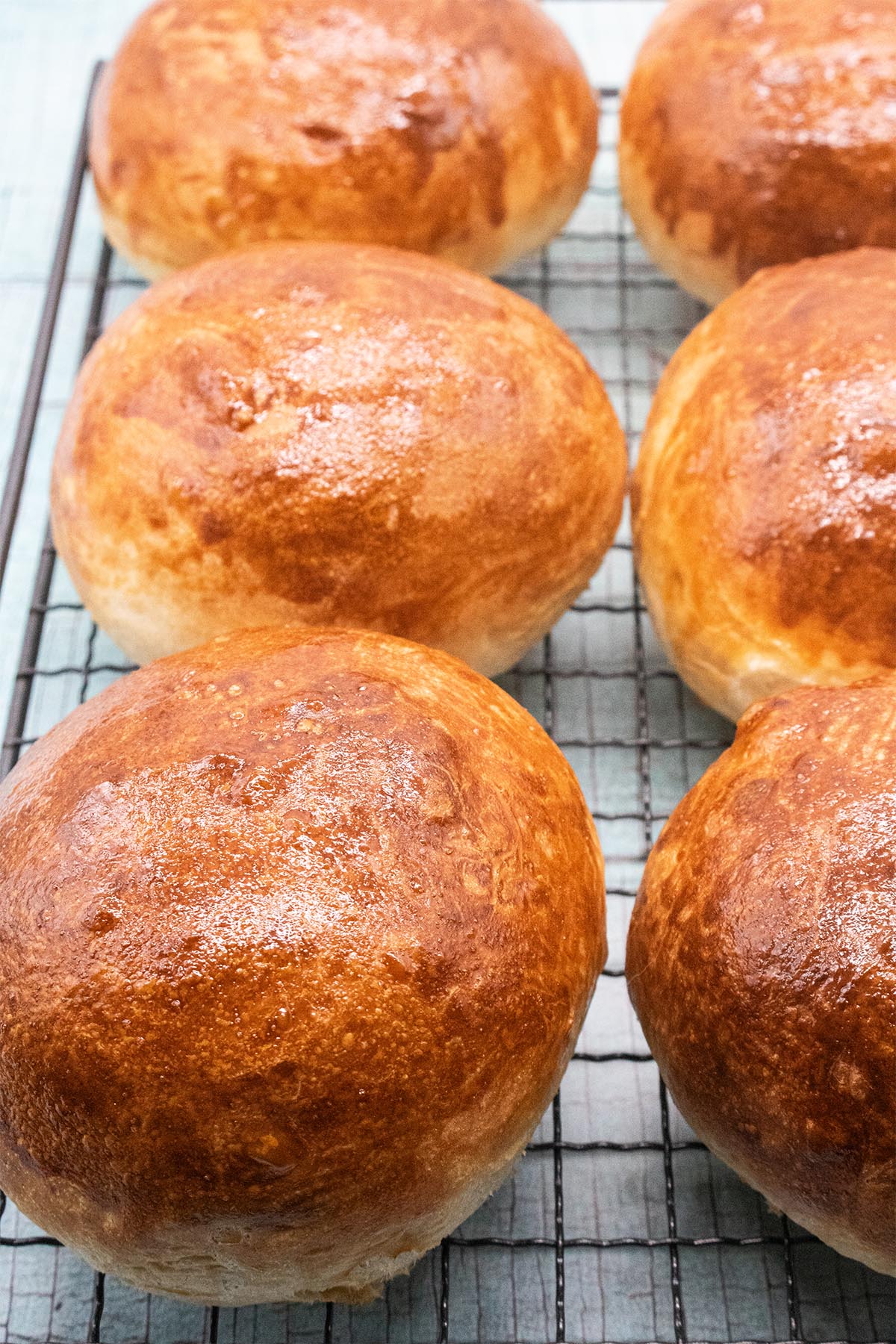 6 brioche buns on a cooling rack