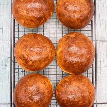 6 brioche buns on a cooling rack