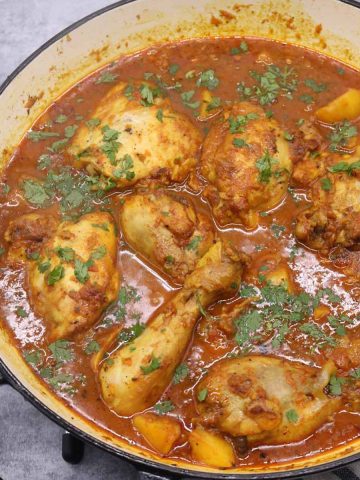 Chicken curry tariwalla murgh in large round casserole