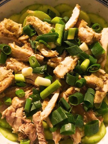 Close up of Hainanese chicken rice in bowl